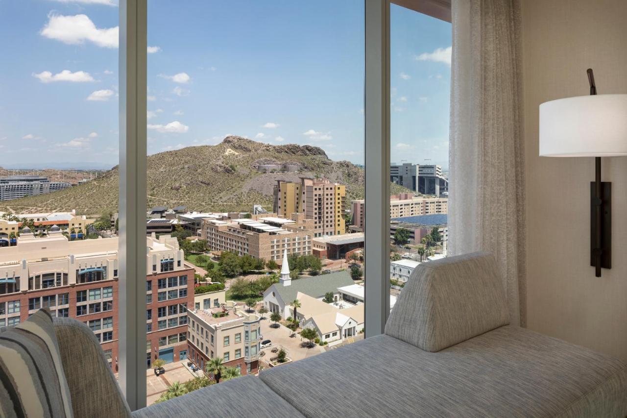Deluxe Guest room with 1 King bed, Mountain view